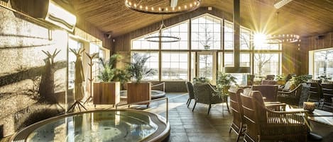 Sauna, hot tub, 3 treatment rooms, massages