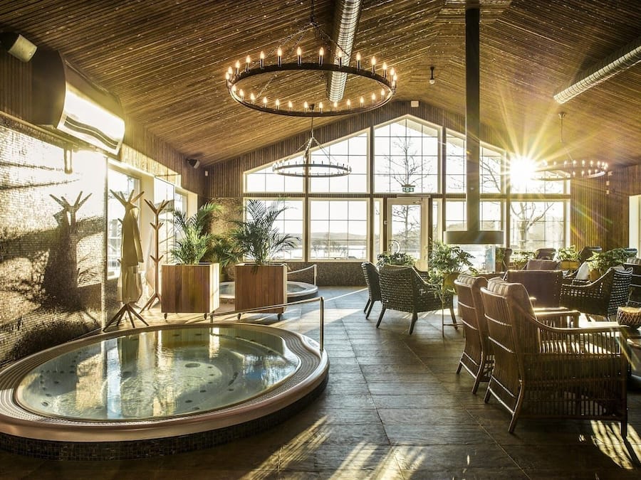 Sauna, hot tub, 3 treatment rooms, massages