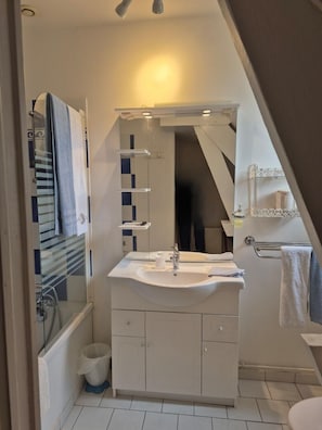 Bathtub, free toiletries, hair dryer