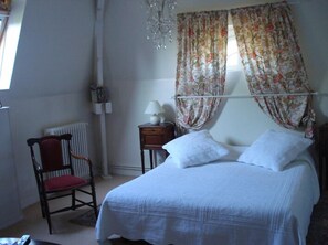 Comfort Double Room | Iron/ironing board, free cribs/infant beds, rollaway beds, free WiFi - Villa des Iris (Saint-Felix)