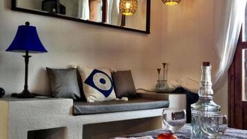 Desk, soundproofing, free WiFi, bed sheets