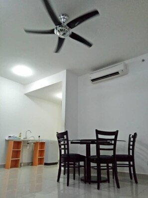 Studio Suite tiện nghi đơn giản, 1 giường cỡ queen, không hút thuốc | Bàn ủi/dụng cụ ủi quần áo, truy cập Internet không dây miễn phí 