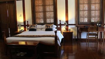 Phòng Suite, 1 giường cỡ king | Minibar, két bảo mật tại phòng, bàn, màn/rèm cản sáng
