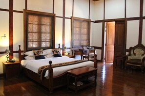 Suite, 1 King Bed | Minibar, in-room safe, desk, blackout curtains - Hotel Dawei (Dawei)