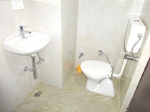 Kamar Deluks, Bebas Asap Rokok | Kamar mandi | Shower, perlengkapan mandi gratis,  dan handuk