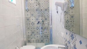 A bathroom with a shower, toilet, and sink. - 100 Passi Dal Mare (Agropoli)