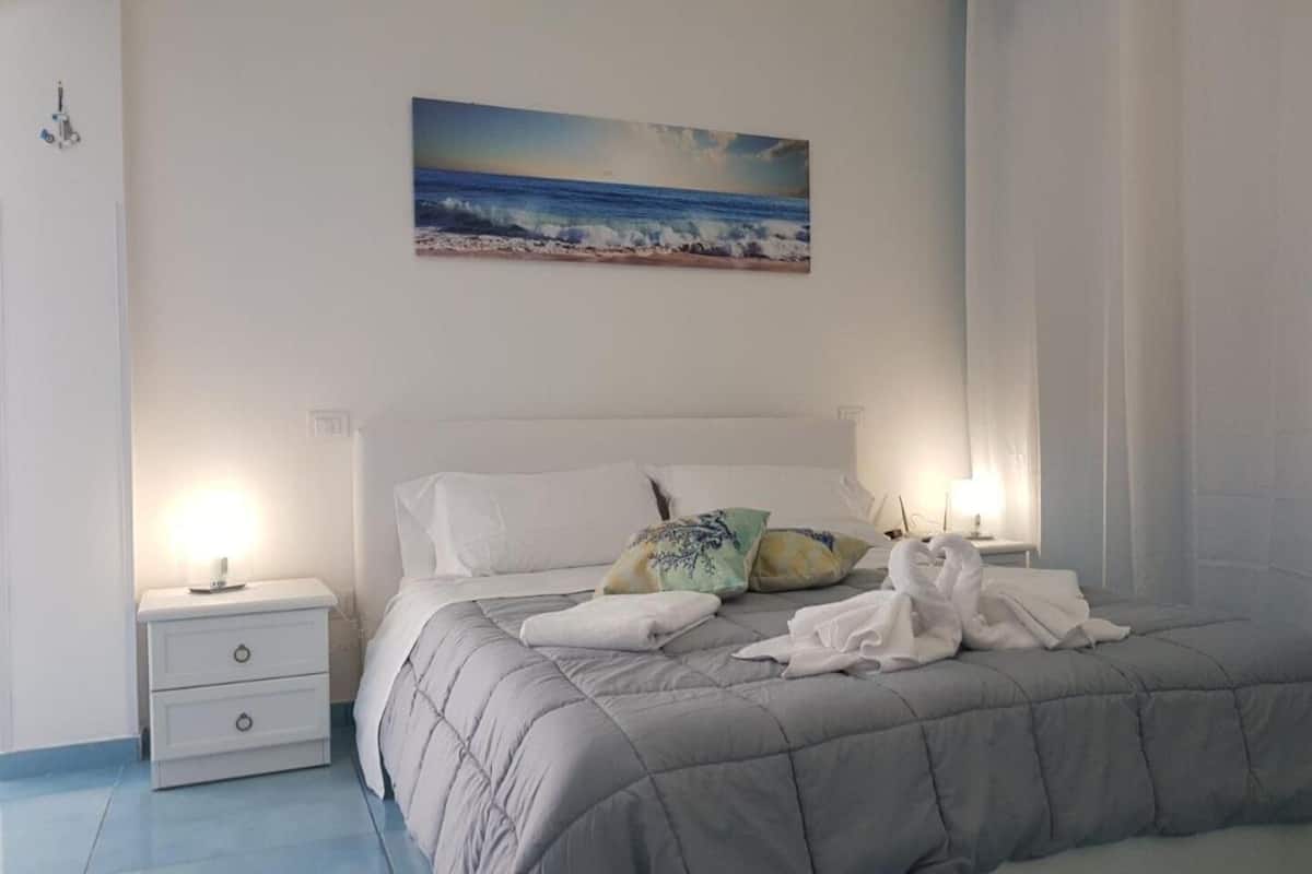 Tremannsrom – comfort | Minibar, safe på rommet, skrivebord og blendingsgardiner