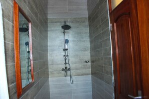 Basic Studio | Bathroom | Combined shower/bathtub, deep-soaking bathtub, free toiletries, slippers - Hillstarh Hotel (Dar es Salaam)