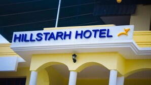 Schild für das Hillstarh Hotel mit einem Stern-Symbol.