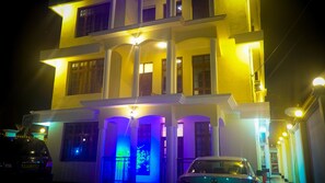 Façade de l’hébergement - soirée/nuit