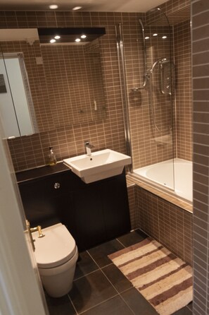 Habitación doble económica, 1 cama matrimonial, para no fumadores | Baño | Amenidades de baño gratuitas y toallas