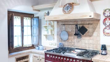 Apartamento superior, planta baja | Cocina privada | Frigorífico, horno, placa de cocina y cafetera o tetera