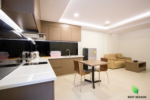 Kühlschrank, Mikrowelle, Herdplatte