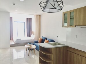 Deluxe appartement, 2 tweepersoonsbedden | Woonruimte | Flatscreentelevisie