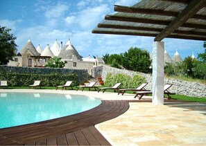 Una piscina al aire libre de temporada