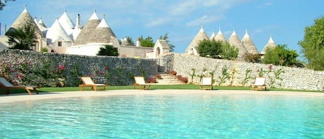 Una piscina al aire libre de temporada