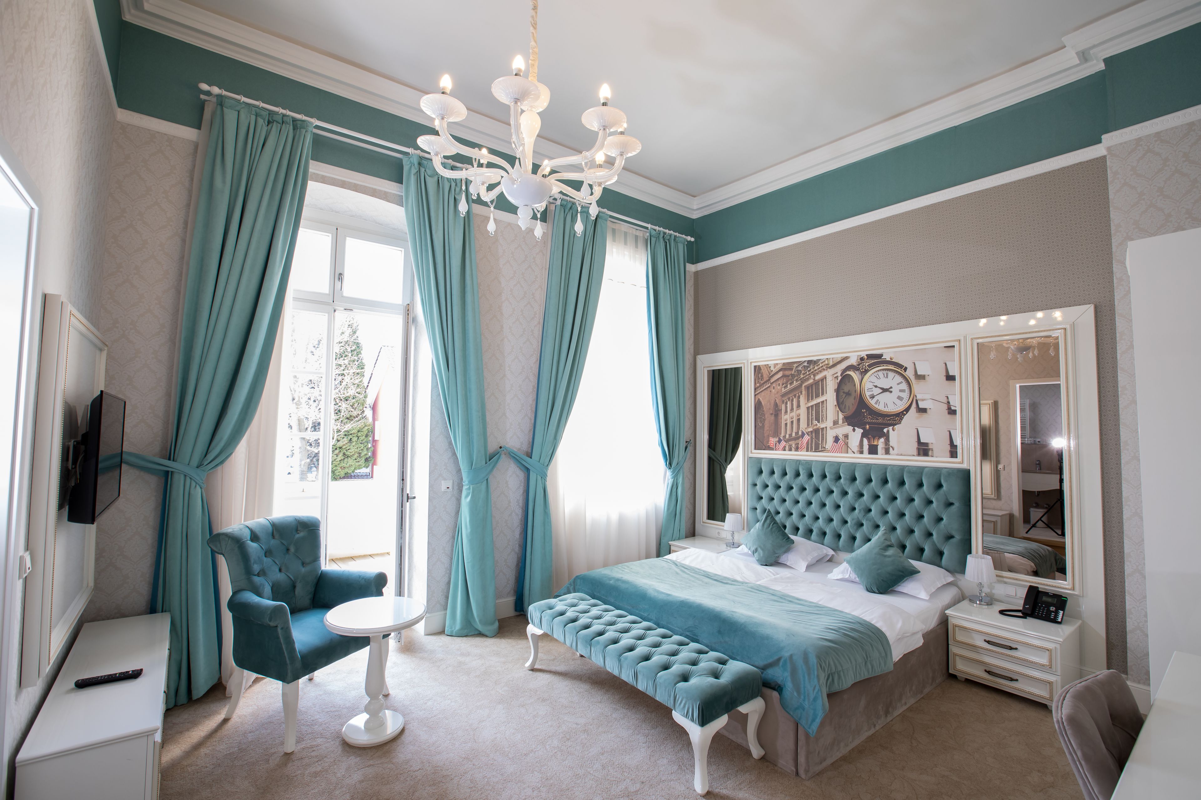 Deluxe tweepersoonskamer, balkon | Een kluis op de kamer, een bureau, gratis wifi, beddengoed