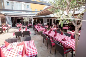 Serveert ontbijt, lunch, diner, Italiaanse gerechten 