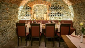 Serveert ontbijt, lunch, diner, Italiaanse gerechten 