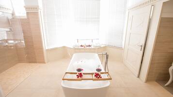 Deluxe Süit | Banyo | Ücretsiz banyo/kozmetik ürünleri, saç kurutma makinesi, terlik, havlu