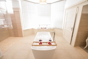 Deluxe suite | Badkamer | Gratis toiletartikelen, een haardroger, pantoffels, handdoeken