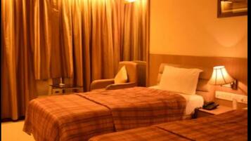 Executive Double Room, 1 King Bed, Non Smoking | Cots/infant beds, free WiFi