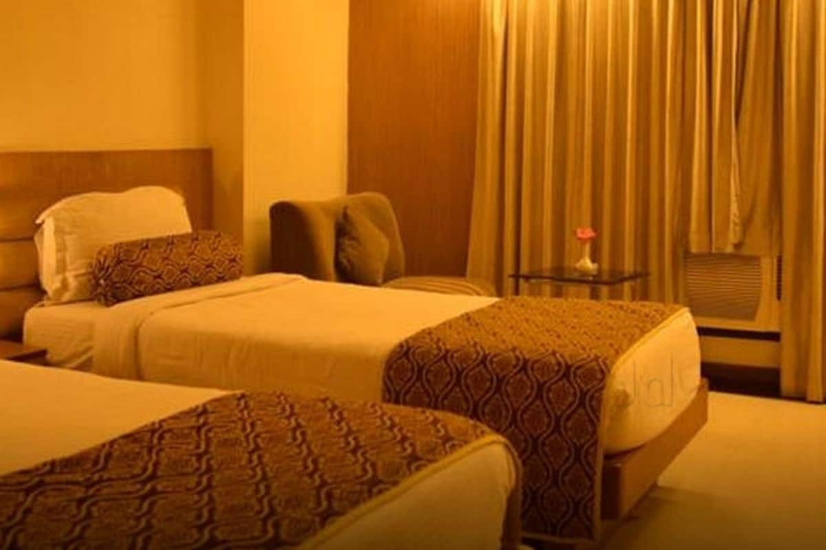 Luxury Suite, 1 Queen Bed, Non Smoking | Cots/infant beds, free WiFi
