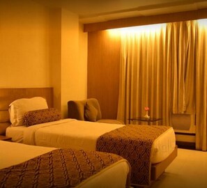 Suite luxueuse, 1 grand lit, non-fumeur | Lit de bébé (supplément), accès au Wi-Fi (inclus)