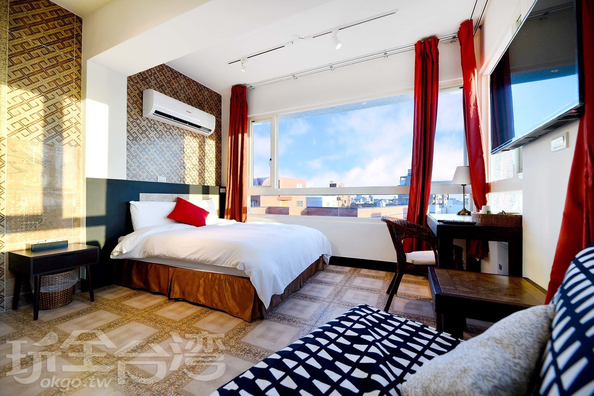 panoramic penthouse, 1 queen bed | free wifi, bed sheets