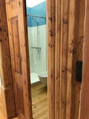 Shower, towels, soap, shampoo - Casa da Praça by PURUS (Coimbra)
