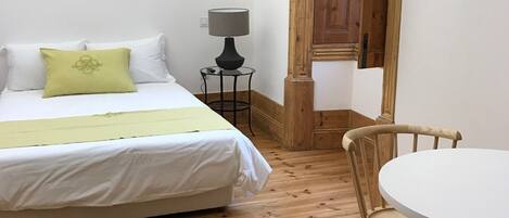 Suite superior | Decoración personalizada, muebles diferentes y escritorio