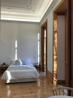 Decoración personalizada, muebles diferentes y escritorio 