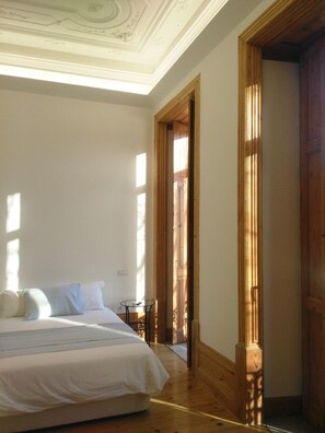 Individually decorated, individually furnished, desk, laptop workspace - Casa da Praça by PURUS (Coimbra)