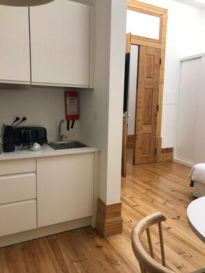 Full-size fridge, microwave, stovetop, espresso maker - Casa da Praça by PURUS (Coimbra)