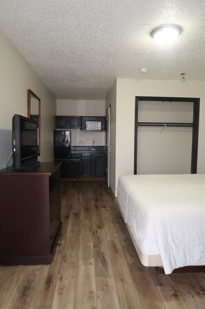 ستائر تعتيم وتجهيزات عازلة للصوت ومكواة/لوح كي وواي فاي مجانًا