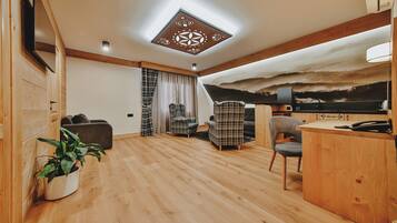 Apartment, 2 Bedrooms | Ruang tamu | TV skrin rata