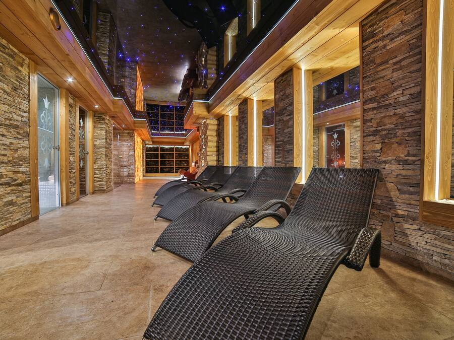 Sauna, tina de hidromasaje, baño de vapor y tratamientos corporales