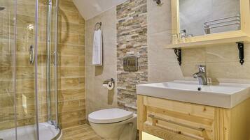 Double Room (in Villa Jawor) | Bathroom | Free toiletries, hair dryer, towels