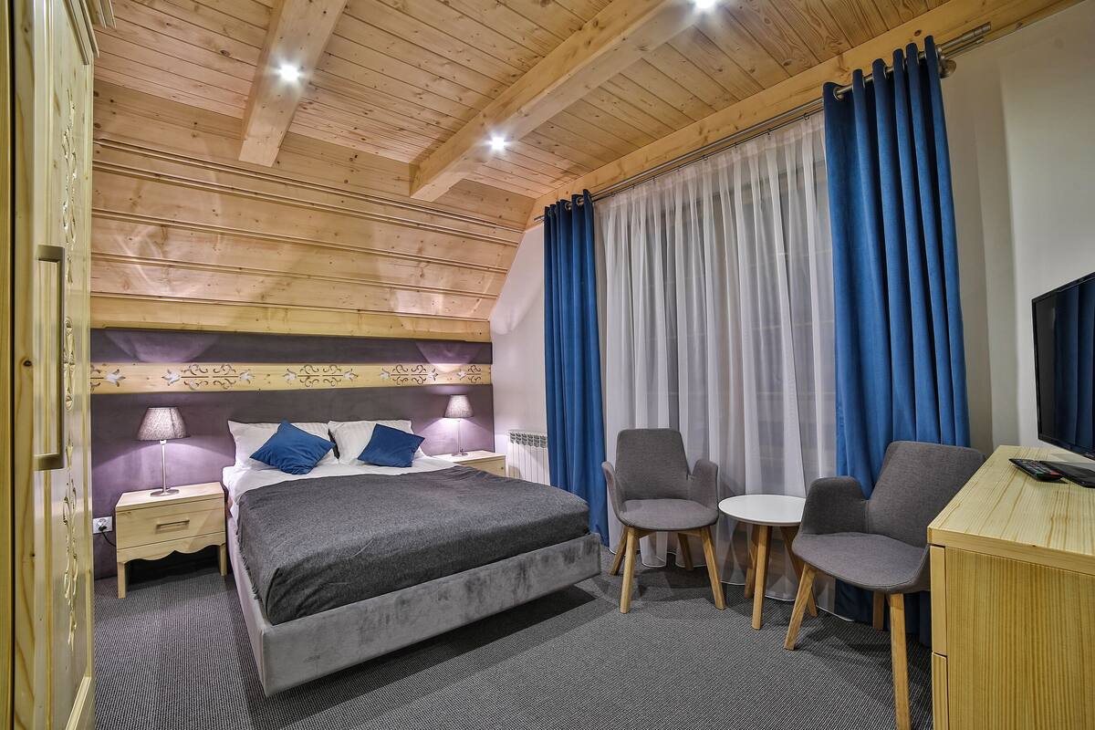 ダブルルーム (in Villa Jawor) | 遮光カーテン、WiFi (無料)、ベッドシーツ