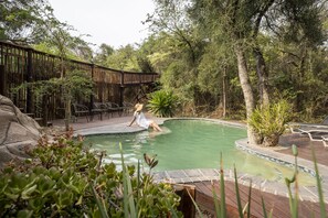Piscine extérieure, chaises longues