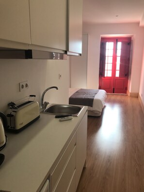 Dobbeltrom – deluxe, byutsikt | Oppholdsområde | Flatskjerm-TV