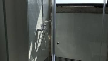 Superior Suite, City View (34) | Bathroom | Shower, free toiletries, towels