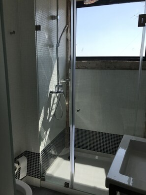 高級套房, 城市景觀 (34) | 浴室 | 淋浴設備、免費盥洗用品、毛巾