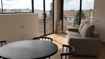 Superior Suite, River View (32) | Living room | Flat-screen TV