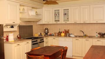 Deluxe Room, Private Bathroom | Private kitchenette | Stovetop