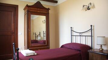 Twin Room, Shared Bathroom | Desk, free cribs/infant beds, rollaway beds, free WiFi