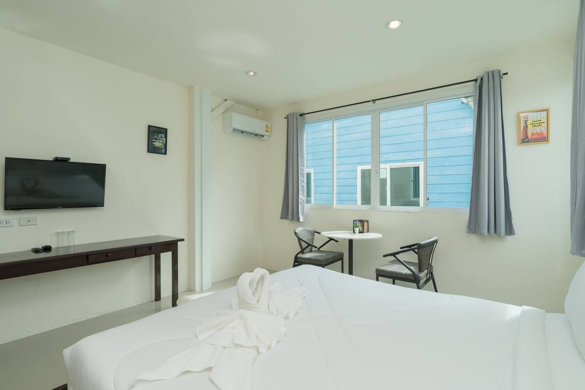 Desk, WiFi (free), bed sheets