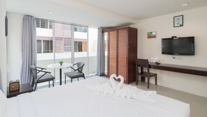 Deluxe king room with balcony | Desk, WiFi (free), bed sheets - Hangover Inn (Patong)