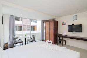 Deluxe king room with balcony | Desk, free WiFi, bed sheets - Hangover Inn (Patong)