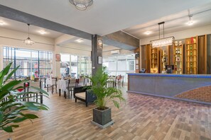 Breakfast, lunch, dinner served; international cuisine 